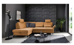 Basis-Ecksofa Westminister in der Farbe Cognac in einem Raum stehend