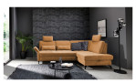 Basis-Ecksofa Westminister in der Farbe Cognac in einem Raum stehend