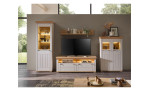 Modernes Wohnen mit der Komfort-Wohnwand Cornwall: matt & Holz, LED-Beleuchtung, Fernseher, Dekoregal und große Fenster.