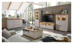Modernes Wohnzimmer mit der Komfort-Wohnwand „Cornwall“, Fernseher, Couchtisch und großen Fenstern mit Blick auf die Bäume.