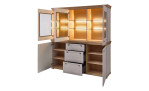 Komfort-Buffet Cornwall: Holzvitrine mit Artisan Eiche-Oberfläche, Lamellendekor, Glastüren, Einlegeböden und 3 mittig angeordneten Schubladen.