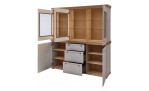 Basis-Buffet Cornwall: Schrank in Holzoptik in der Ausführung Artisan Eiche, Glastüren, offene Regalböden und 3 Schubladen – alle offen.