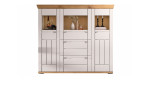Basis-Highboard Cornwall: weißer Schrank mit Kaschmir matt, Akzenten aus Artisan-Eiche, Bücher auf dem rechten Regal.