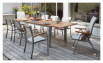 Gartentisch Sylt mit Aluminium-Gestell und Tischplatte aus Eukalyptusholz, Ansicht im Milieu