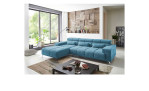 Basis-Wohnlandschaft Salzburg in einem blauen Stoffbezug. In dekorierter Umgebung.