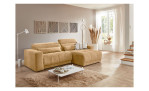Wohnlandschaft Leona in Beige mit Ottomane rechts, inszeniert in modernem Wohnzimmer mit Couchtisch, Teppich und Wanddekoration.