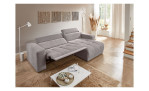 Wohnlandschaft Leona in Grau mit Relaxfunktion, integrierter Ausziehhilfe und Ottomane rechts im modern eingerichteten Raum.