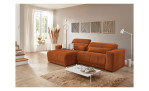 Wohnlandschaft Leona in Orange, pflegeleichter Microfaserbezug, mit Ottomane links im hell eingerichteten Wohnzimmer mit Parkett.