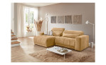 Wohnlandschaft Leona in Beige, pflegeleichter Microfaserbezug, mit Ottomane links im hell eingerichteten Wohnzimmer mit Parkett.