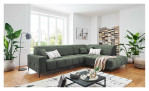Wohnlandschaft Luan in Grün mit Cord-Optik, inszeniert auf gemustertem Teppich mit schwarzem Couchtisch und Stehlampe.