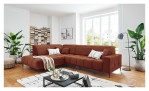 Wohnlandschaft Luan in Orange mit Cord-Optik, inszeniert auf gemustertem Teppich mit schwarzem Couchtisch und Stehlampe.