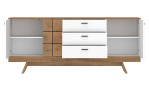 Sideboard Ornella in der Farbe Alpinweiß mit Absetzung Coast Evoke Eiche mit geöffneten Türen und Schubläden