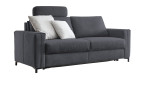Hukla Komfort-Schlafsofa „Pickering“, dunkelgrau mit zwei hellen Kissen, Kopfstütze und Armlehnen vor weißem Hintergrund.