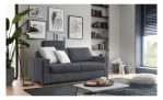 Modernes Wohnzimmer mit einem grauen Hukla Komfort-Schlafsofa „Pickering“, Pflanzen, Wanddekoration, Regalen und einem Fenster mit schwarzen Jalousien.