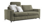 Hukla Komfort-Schlafsofa „Pickering“ in Olivgrün mit Schlaffunktion, hellgrauen Kissen, Kopfstütze und Armlehnen.