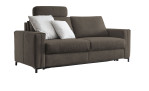 Hukla Komfort-Schlafsofa „Pickering“ mit zwei hellgrauen Kissen und verstellbarer Bügelkopfstütze vor weißem Hintergrund.