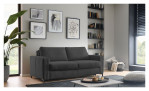 Modernes Wohnzimmer mit einem Hukla Basis-Schlafsofa „Pickering“, Kunstwerken, Pflanzen, Regalen und einem gemütlichen Couchtisch.