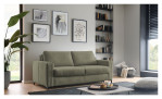 Modernes Wohnzimmer mit einem grünen Hukla Basis-Schlafsofa „Pickering“, gerahmten Kunstwerken, Regalen, einem Teppich und einem Couchtisch.