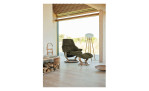 Relaxsessel mit Hocker Stressless Reno (M) Classic, in der Farbausführung Dark Olive, in einem Raum stehend