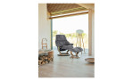 Relaxsessel mit Hocker Stressless Reno (M) Classic, in der Farbausführung Metal Grey, in einem Raum stehend
