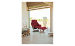Relaxsessel mit Hocker Stressless Reno (M) Classic, in der Farbausführung Cherry, in einem Raum stehend