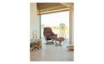 Relaxsessel mit Hocker Stressless Reno (M) Classic, in der Farbausführung Chestnut, in einem Raum stehend