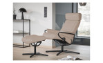 Relaxsessel mit Hocker Stressless Paris Croß ah, in der Farbausführung Beige, in einem Raum stehend