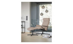Relaxsessel mit Hocker Stressless Paris Croß ah, in der Farbausführung Beige, in einem Raum stehend