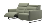 2-Sitzer Sofa Stressless Emely, in der Farbausführung Shadow Green, Seitenansicht mit der Relaxfunktion