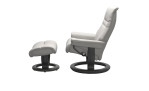 Relaxsessel mit Hocker Stressless Sunrise M Classic in grauem Leder mit grauem Gestell von der Seite.