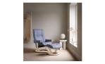 Relaxsessel mit Hocker Stressless Mayfair, in der Farbausführung Jeans Blue, in einem Raum stehend