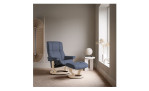 Relaxsessel mit Hocker Stressless Mayfair, in der Farbausführung Blue, in einem Raum stehend