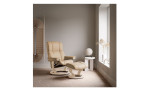 Realxsessel Stressless Mayfair (l) Classic, in der Farbausführung Sand, in einem Raum stehend