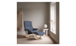 Realxsessel Stressless Mayfair (l) Classic, in der Farbausführung Blue, in einem Raum stehend