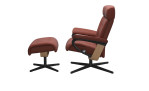 Relaxsessel mit Hocker Stressless Erik M Cross in rotem Leder mit schwarzem Gestell von der Seite.