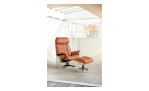 Relaxsessel mit Hocker Stressless Paul (m) Signature, in der Farbausführung Cognac, in einem Raum stehend