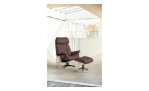 Relaxsessel mit Hocker Stressless Paul (m) Signature, in der Farbausführung Brown, in einem Raum stehend