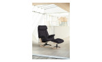 Relaxsessel mit Hocker Stressless Paul (m) Signature, in der Farbausführung Dark Olive, in einem Raum stehend