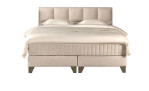 Serta Jubiliäums-Boxspringbett Hollywood: beige Polsterung, Holzbeine, gepolstertes Kopfteil, weiße Bettwäsche, Komfortmatratze.