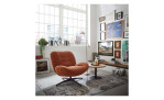 Loungesessel Mainz in einem Stoffbezug in Rostbraun. Auf einem dekorierten Hintergrund