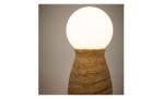 Tischleuchte Okeni mit einem Fuß im Farbton Travertin Beige und einer weißen Kugel als Leuchtkörper, Kugel ist beleuchtet