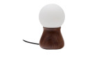 Tischleuchte Okeni mit einem walnussfarbenen Fuß und einer weißen Kugel als Leuchtkörper