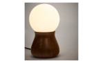 Tischleuchte Okeni mit einem walnussfarbenen Fuß und einer weißen Kugel als Leuchtkörper, Kugel ist beleuchtet
