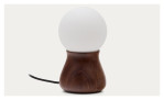 Tischleuchte Okeni mit einem Fuß in Walnusshbolz und einer weißen Kugel als Leuchtkörper