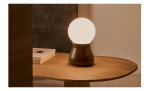 Tischleuchte Okeni mit einem walnussfarbenen Fuß und einer weißen Kugel als Leuchtkörper, Milieubild