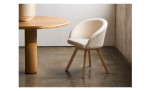 Drehstuhl Marvin von Kave Home in Beige aus Chenille-Stoff, Gestell Buche Massiv, Ansicht im Milieu
