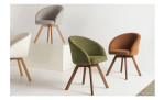 Drehstuhl Marvin von Kave Home in Grün aus Chenille-Stoff, Gestell Buche mit Nussbaumfinish, Ansicht mit mehreren Stühlen
