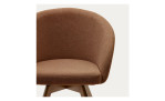 Drehstuhl Marvin von Kave Home in Braun aus Chenille-Stoff, Gestell Buche mit Nussbaumfinish, Detailansicht