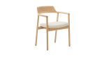 Armlehnenstuhl Alocs mit Gestell und Lehnen in Eiche und einem naturfarbenen Sitzbezug