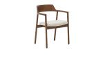 Armlehnenstuhl Alocs mit Gestell und Lehnen in der Farbe Nussbaum und einem naturfarbenen Sitzbezug